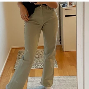 Jeans Arket  - Skit snygga sage gröna jeans från Arket, endast använda 2-3 gånger. Nypris ligger på ett ungefär 700-800kr. Raka i modellen. Midjan är 26-27 och motsvara ungefär XS-S är 160 cm lång. Frakten står köparen för eller möts i Malmö. Vid snabb affär kan pris diskuterats! 