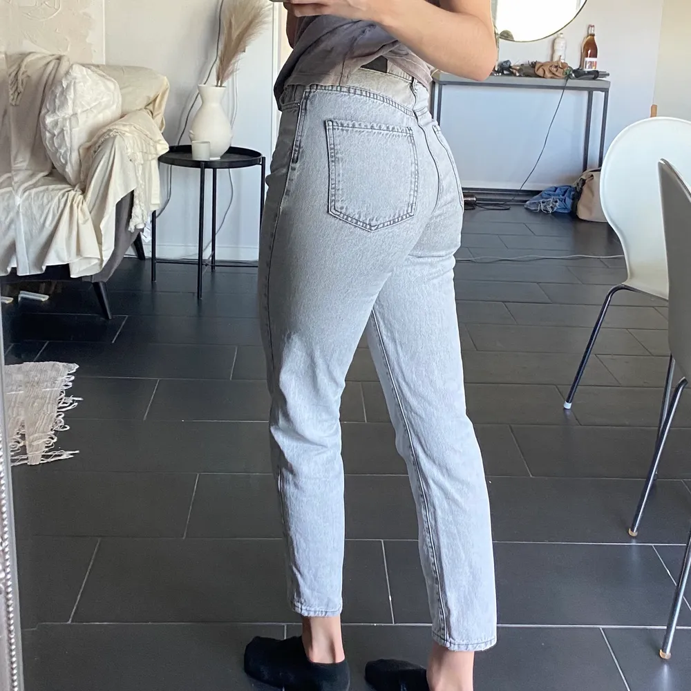 Ett par ljusgrå jeans i mom-modell från Gina! Sparsamt använda! Köparen står för frakt! . Jeans & Byxor.