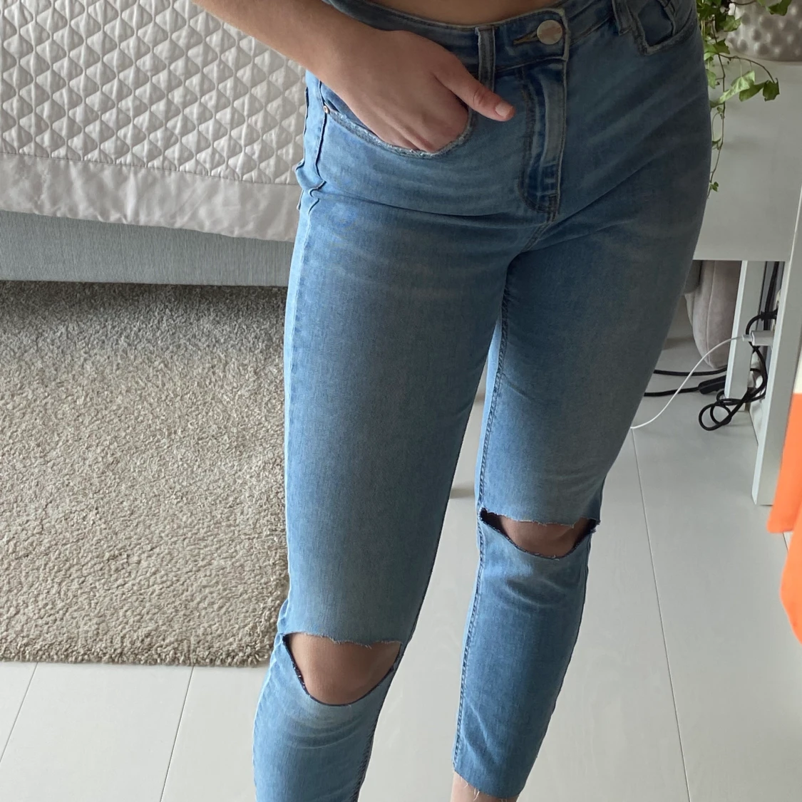 Jeans med slitningar vid knäna  - 91