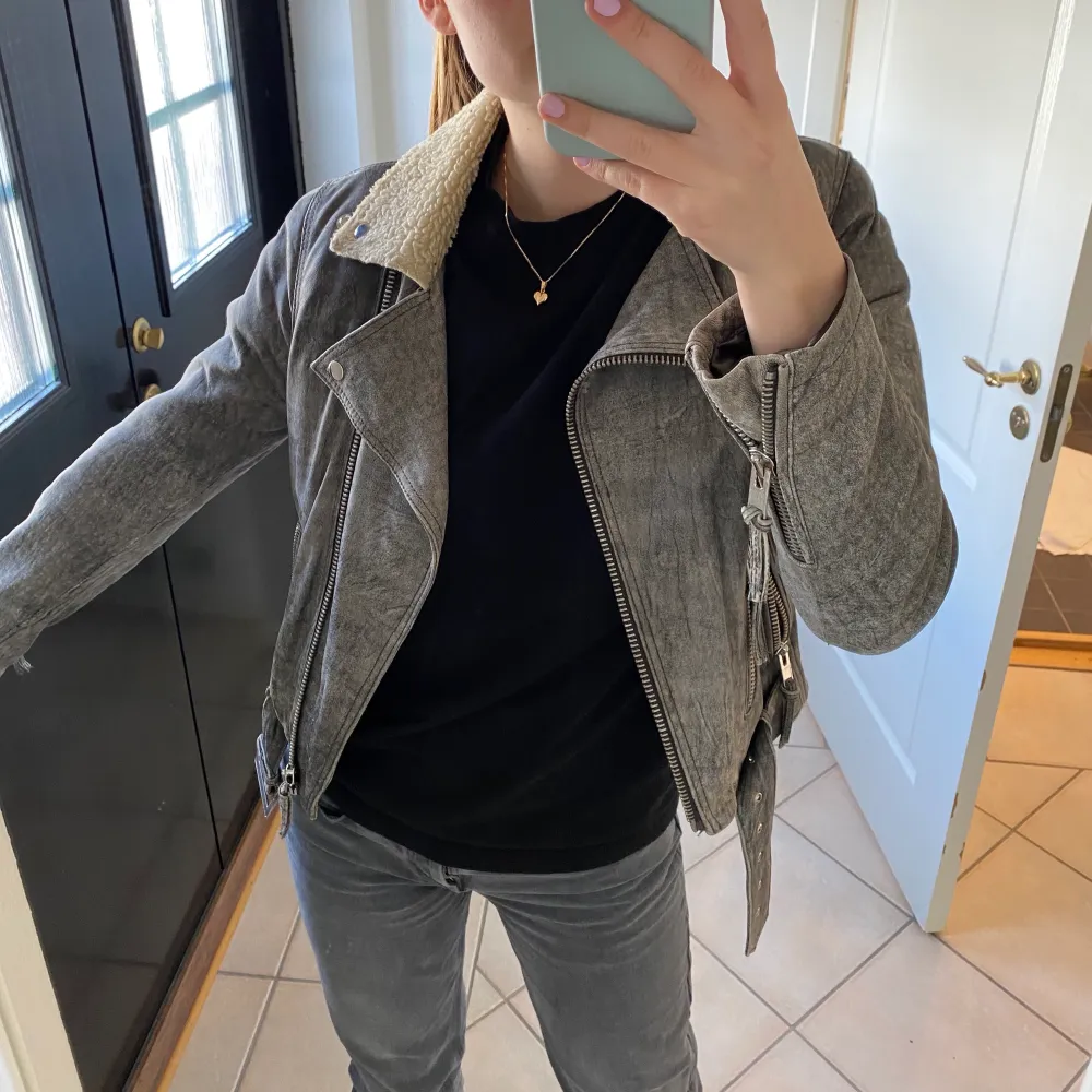 En fin jacka i Mocka med teddy inuti från märket Femme 💛 Den är inte allt för varm så funkar superbra nu till våren⭐️⭐️ frakt tillkommer 66kr. Takit.