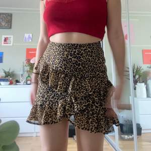 Leopardmönstrad kjol från bikbok. Storlek XS men passar även mig som brukar ha S. Högmidjad med volanger. Perfekt till sommaren! 