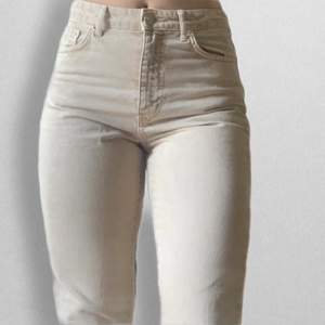 Säljer dessa somriga jeans köpta från Gina tricot i storlek 36! Endast använda någon enstaka gång men passar tyvärr inte längre! ☀️☀️ Modellen är smal nedtill och slutar vid ankeln 👠  Köpare står för frakt 🚚 