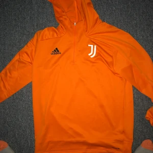 Adidas Juventus kofta - Säljer en sprillans ny Juventus FC kofta i storlek L för ett bra pris! Tveka inte att på att höra av sig vid intresse! 😁✌🏽
