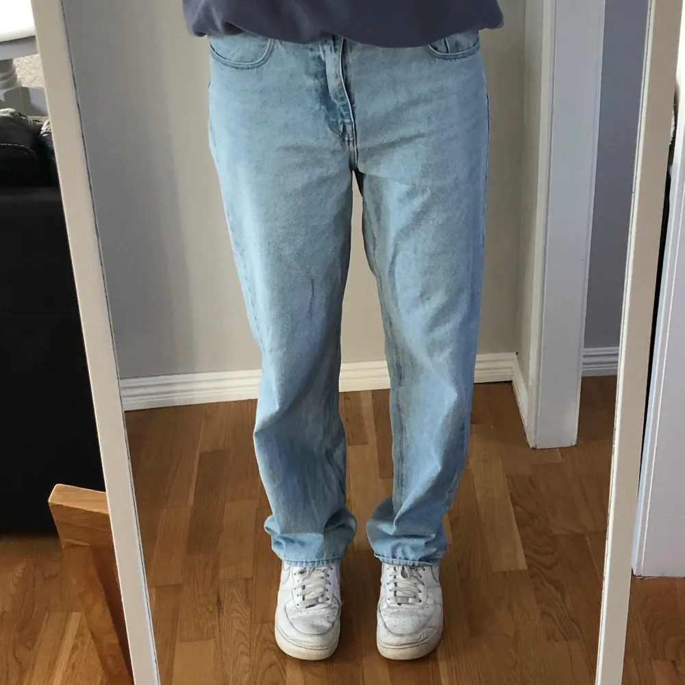 Superfina ljusblå baggy jeans från Asos! Slutsålda på hemsidan :). Snyggt plagg i fint skick helt enkelt! Köpare står för frakt 💖.. Jeans & Byxor.