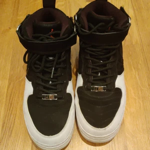 AJF 12🔥 - Tja, säljer ett par AJF 12:or, det är en blandning mellan vanliga Air forces 1 och Jordan 12, Storlek 42,5 eller storlek 9 US, har bara använt ett par gånger så cond är 8,5/9. Original box medföljer. Bestämmer frakt kostnader senare...   Mvh Jonas 