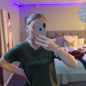 T-shirt - Militärgrön t-shirt med svart tryck på framsidan