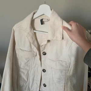 MANCHESTERKACKA - en jacka från hm köpt för 400kr. skön och fin. strl 34/36. skriv vid intresse☺️