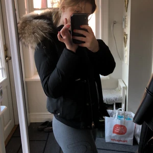 Woolrich jacka - Nästintill helt oanvänd varm och skön jacka. Nypris: ca 6500kr. Budninh högst 3000