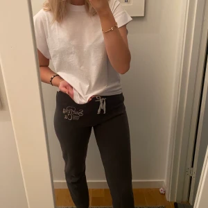 Hollister mjukisbyxor  - Supersköna mjukis från hollister som tyvärr är för små för mig🌸