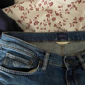 Gant jeans i slim modell, fint skick men används inte så därför säljs jeansen!