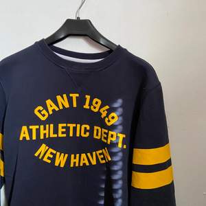 Gant sweatshirt i mörkblå och gul! Jätte skön och är i storlek 170cm! Buda gärna!!