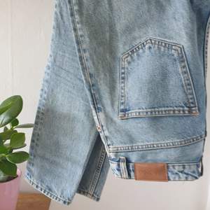 Jeans från Monki i modellen Kimomo, strl 29. Skriv till mig innan köp :)