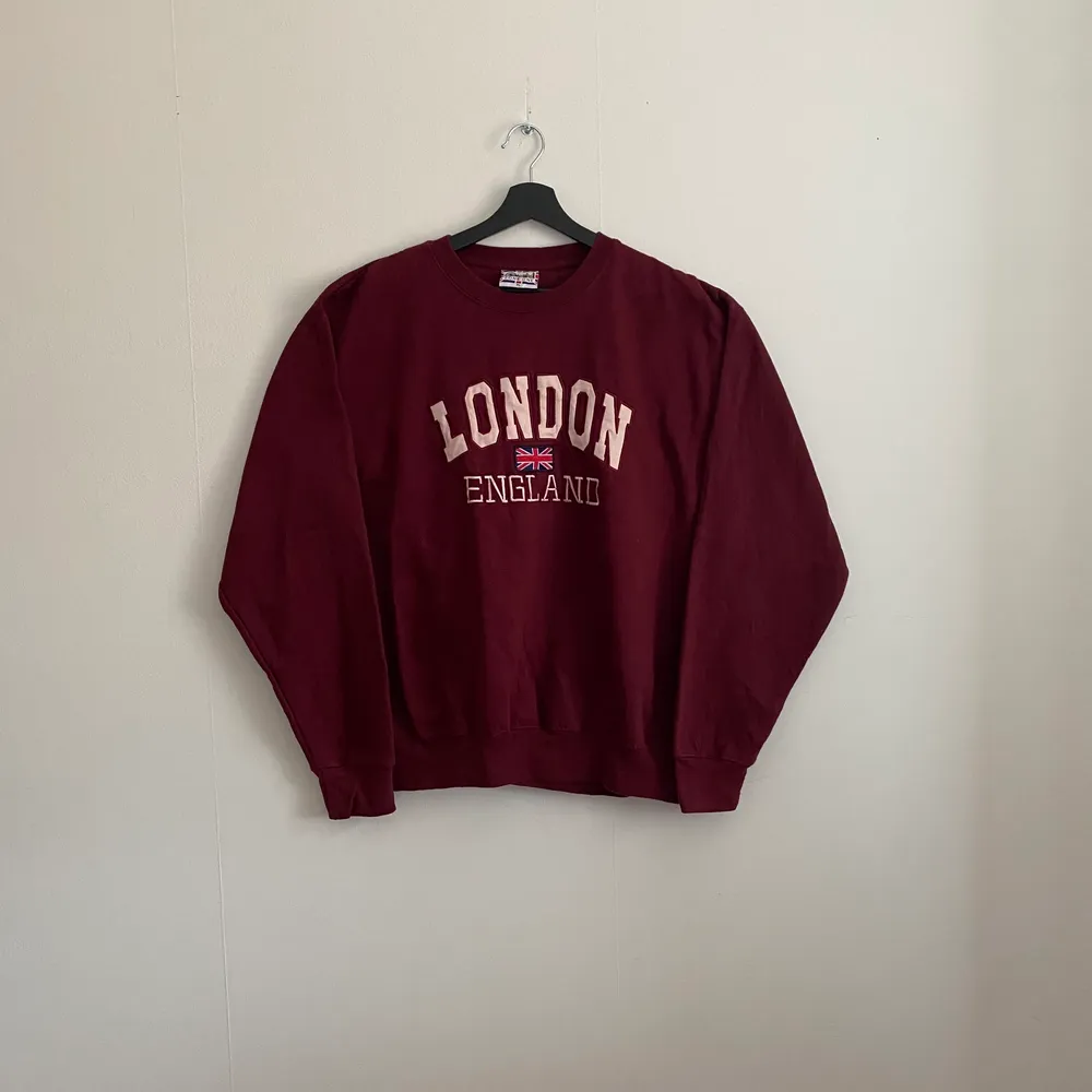 Vintage ”London England” Sweatshirt. En tröja i mycket bra skick och i storlek XL men sitter dock som en L. Tröjor & Koftor.
