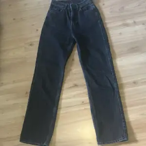 Säljer dessa svarta jeans från weekday då de är lite för korta. Fin kvalité och samma färg som när jag köpte dem. Köparen står för frakt, kontakta privat för fler bilder.