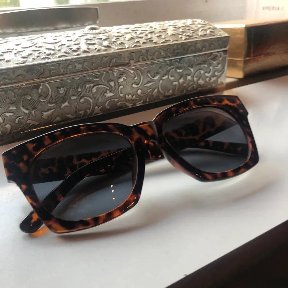 Säljer två par solglasögon i färgen svart och ett med leopard mönster! De är i bra skick, DM om du är intresserad!💖. Övrigt.