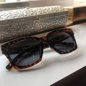 Säljer två par solglasögon i färgen svart och ett med leopard mönster! De är i bra skick, DM om du är intresserad!💖
