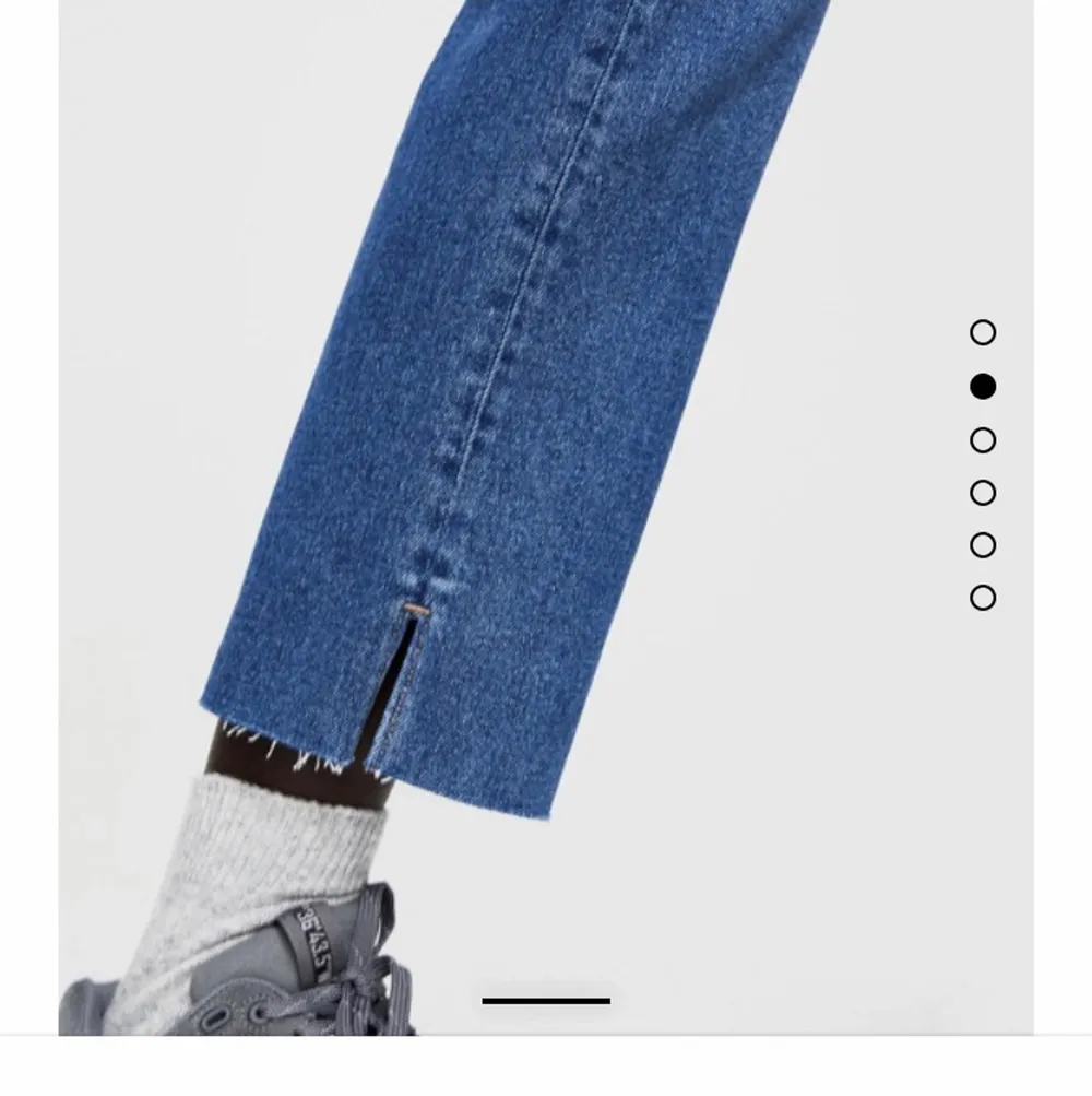 BRAND NEW Jeans with Slit at the end. Bought for 399kr. Free shipping! . Jeans & Byxor.