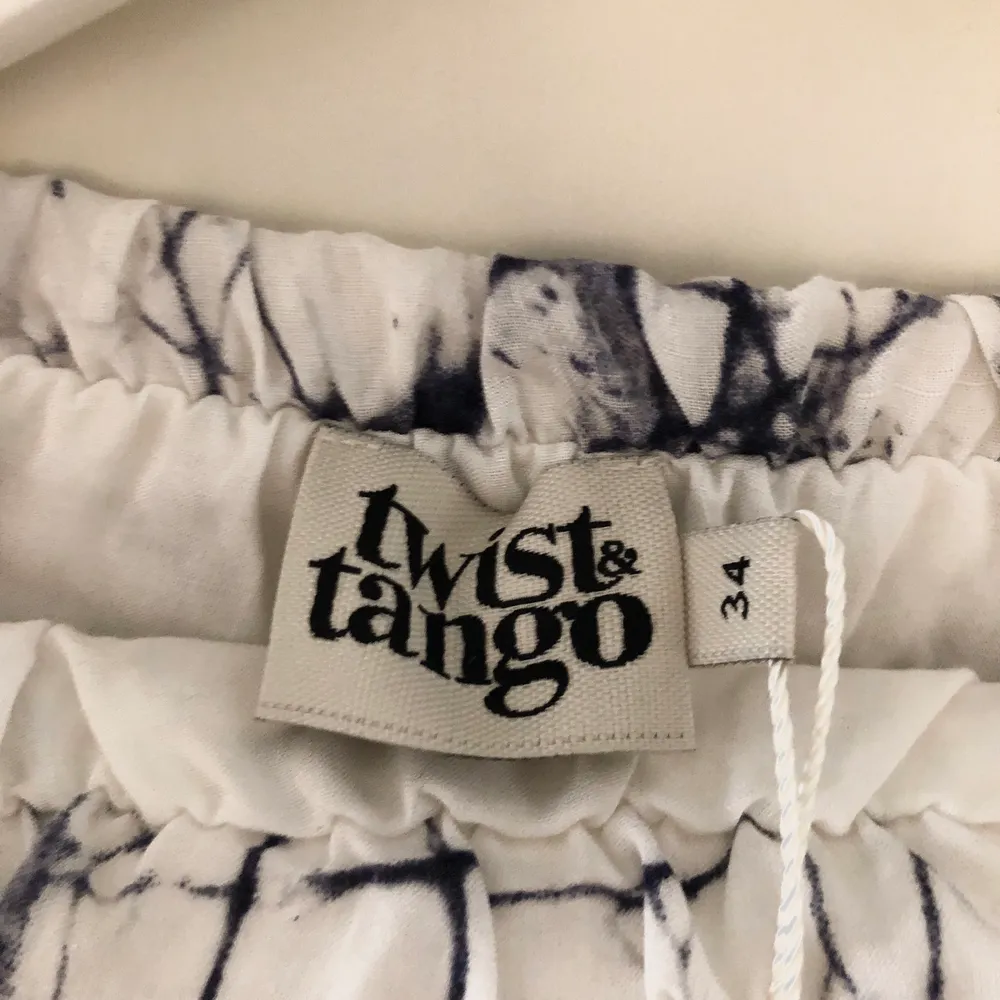 Långklänning i ”marmormönster” från twist and tango. Helt ny, aldrig använd. Hämtas på Hisingen, Göteborg. Fraktar ej. . Klänningar.