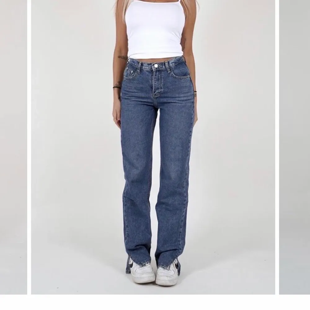 Säljer dessa helt oanvända riktigt snygga lexi jeansen från Venderbys!🦋 De går ner till golvet och är perfekt längd på mig som är 167!! Passar i längden upp till 170 skulle jag nog säga. Säljer pga de inte kommer komma till användning så mycket som de förtjänar då jag har flera liknande jeans! 500kr+frakt, fast pris💕. Jeans & Byxor.