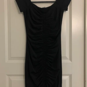 Off shoulder roushed dress - En off shoulder klänning med rousch. Sitter åt och ger fin form