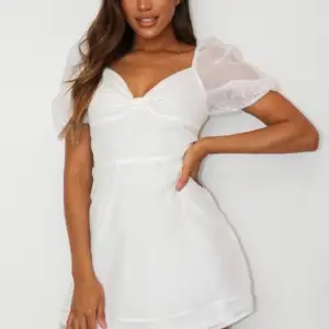 Säljer denna vita klänning i storlek 38. Den är helt ny och oanvänd. Prislappen är även kvar.