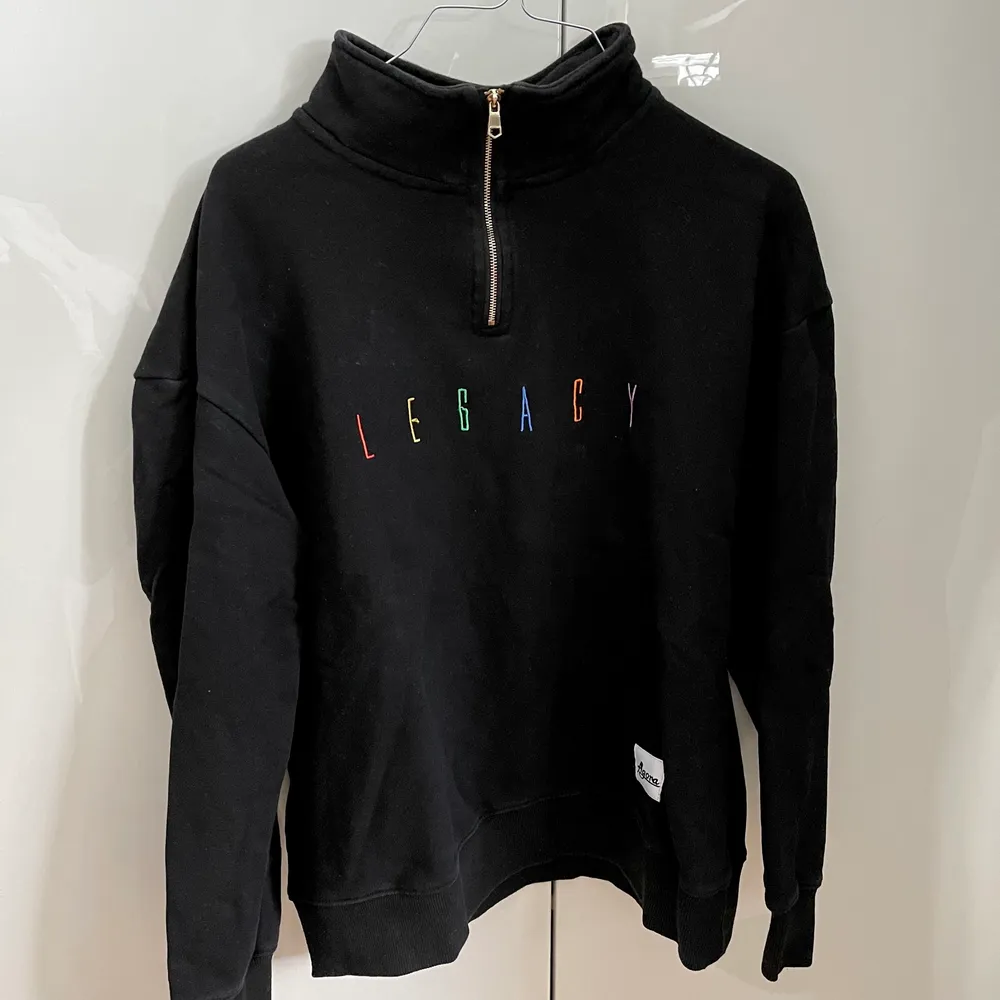 Trendig svart sweatshirt med 1/4 Zip! 🌈 Från märket Agora Clothing. Storlek M i Unisex 🌎💚🤎. Hoodies.