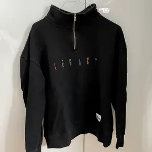 Trendig svart sweatshirt med 1/4 Zip! 🌈 Från märket Agora Clothing. Storlek M i Unisex 🌎💚🤎