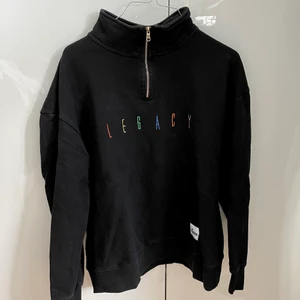 Quarter Zip - Agora  - Trendig svart sweatshirt med 1/4 Zip! 🌈 Från märket Agora Clothing. Storlek M i Unisex 🌎💚🤎