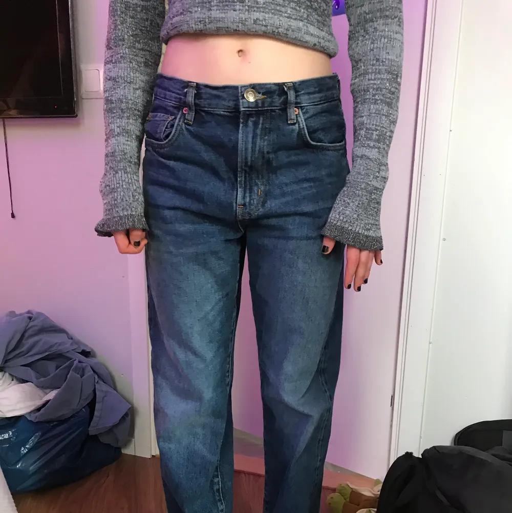SUPERCOOLA jeans!! jag har köpt dom på Plick men dom passade tyvärr inte:/💕 bara provad och lappen sitter kvar! Rekomenderar till dig som är 167cm+ , dom är midrise! Nypris: 559kr ‼️köparen står för frakt‼️. Jeans & Byxor.