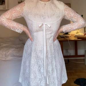 Superfin drömmig 60-tala bröllopsklänning som jag köpte till studenten. Köpt på secondhand för 500 kr. Ingen storlek finns men passar mig som är M. Går precis över knäna för mig som är 170 lång. Lite genomskinlig så jag har haft en underklänning. 