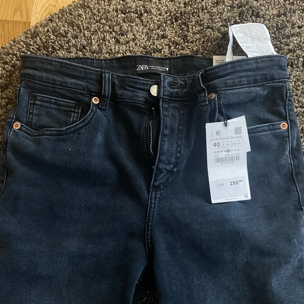 Aldrig använda pga fel storlek. Cropped flare jeans från Zara i storlek 40. Köpte för 259. Jeans & Byxor.