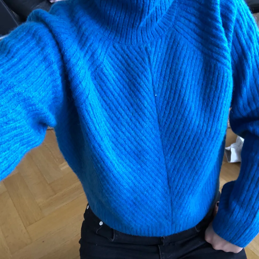 Jävligt snygg blå stickad tröja från weekday i storlek Small, den är lite kroppad och passar hur bra som helst. Man kan liksom va gosig och samtidigt uppklädd 🥵 sticks inte alls och nästan oanvänd🥰. Stickat.