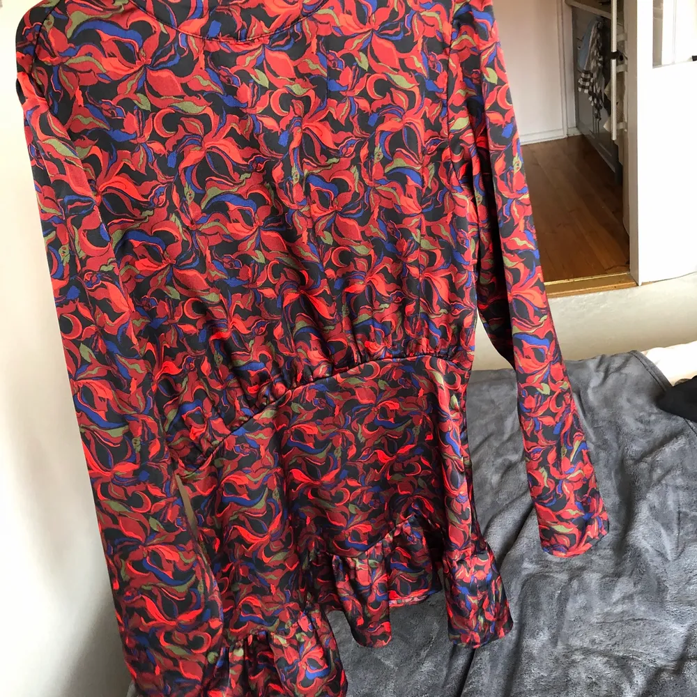 Lovely short dress with cute pattern - works for spring and winter time! Never worn, the tag is still there. French brand Kouka Paris. Size M but a bit tight . Klänningar.