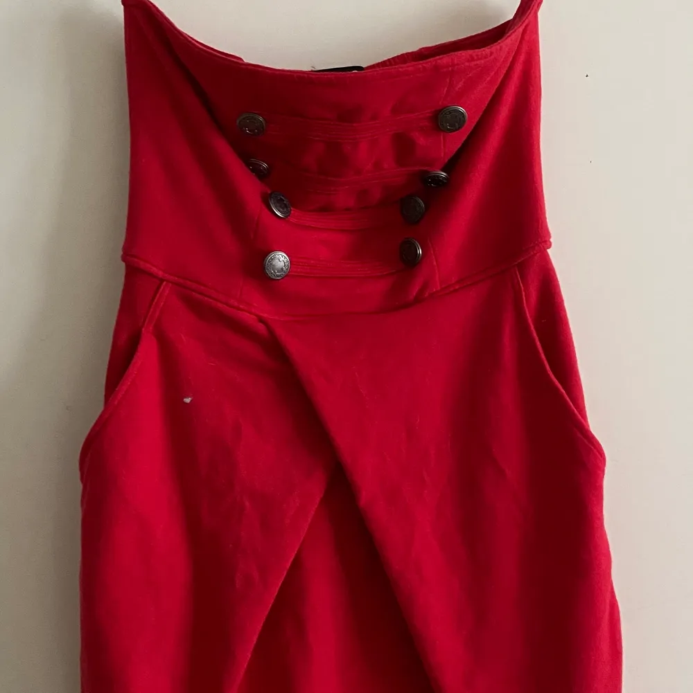 En väldigt kort röd klänning i storlek S Minns inte vart denna klänning är ifrån, men säljer denna för 150kr. Eventuell frakt betalas av köparen. Hör av er för mer information. . Klänningar.