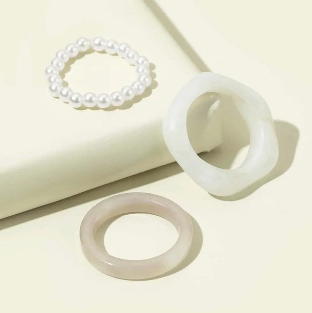 Råkade beställa två av detta trepack ringar från SHEIN, därför säljer jag ena. Dom är verkligen superfina och i god kvalité! Den vita ringen med pärlor är stretchig, de två andra är inte justerbara🌸 . Accessoarer.