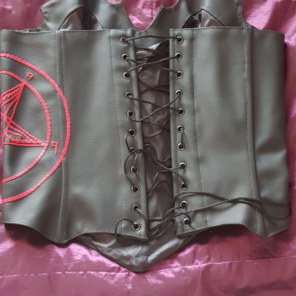 Corset size L / Xl new unworn is a unique design the pentagram is handmade material synthetic leather. Blusar.