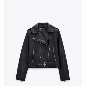 Skinnjacka zara - Säljer min skinnjacka från zara då den var för liten. Storlek S men skulle säga att den är mer som Xs.