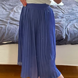 Plisseradkjol - Jättegullig blå plisseradkjol från NA-KD. Passar perfekt t sommaren och har en jättefin blå färg. Endast använd 3-6 gånger. Lappen är avklippta så kan inte se storleken men är ganska säker på att den är i 36