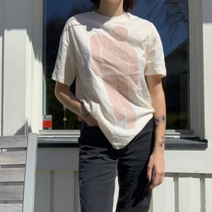 Billie eilish T-shirt - Säljer min helt slutsålda Billie Eilish t-shirt ifrån h&m!! Så härlig färg och är superskön⚡️🌈 Det är en storlek S, men den är oversized, så passar i princip alla storlekar beroende på hur man vill att den ska sitta :) Skriv om du undrar något💘💘💘