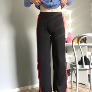 ”Dans byxor” - De är byxor med ett mjukt och härligt material, det finns knappar på sidorna som går att knäppa upp. Använda ganska mycket men inte jättemycket, lite slitna knappar men det syns inte på långt håll.