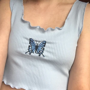 Fjäril topp - En snygg tröja som tyvärr är inte min riktiga still längre, såå fin till sommaren nu❣️💐! (Frakt ingår)