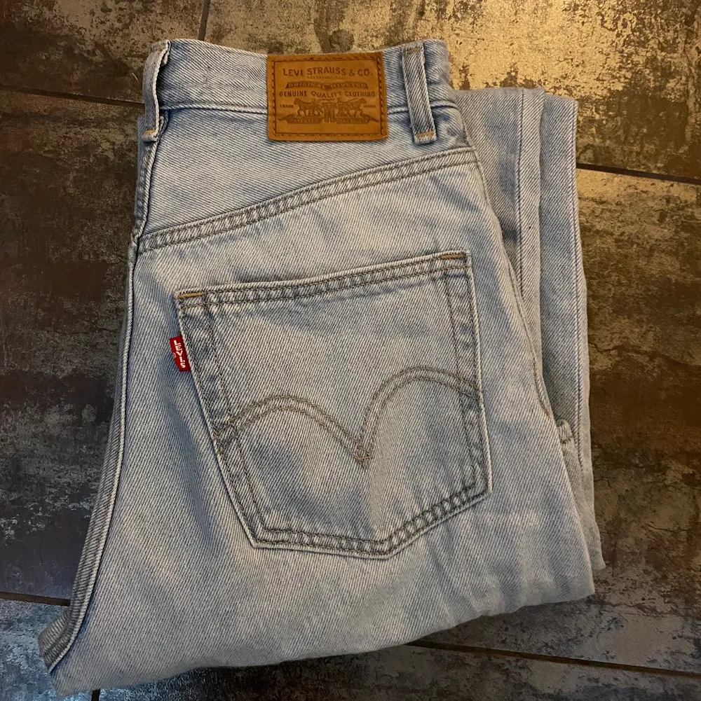 Populära high loose jeans från Levis! Storlek 25🤍 säljer pga att dom tyvärr inte kommer till nån användning! Nypris 1249kr. Jeans & Byxor.
