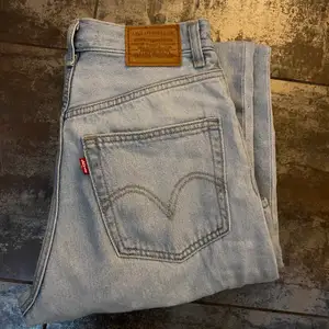 Populära high loose jeans från Levis! Storlek 25🤍 säljer pga att dom tyvärr inte kommer till nån användning! Nypris 1249kr