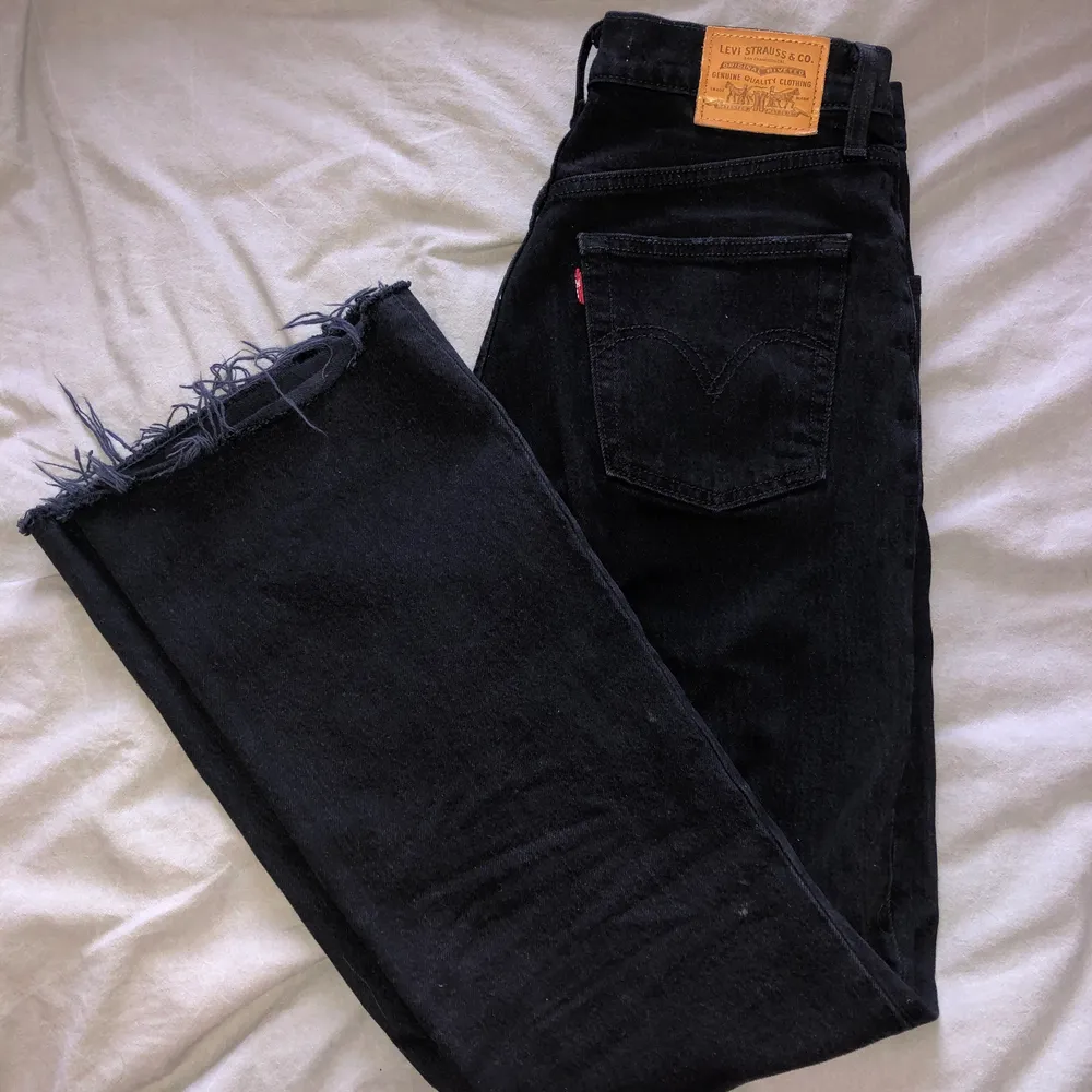 Säljer mina svarta Levis jeans då de har blivit för små för mig! Världens skönaste och snyggaste jeans om du frågar mig!🤩 . Jeans & Byxor.