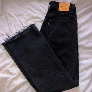 Säljer mina svarta Levis jeans då de har blivit för små för mig! Världens skönaste och snyggaste jeans om du frågar mig!🤩 