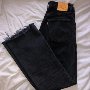 Levis Jeans - Säljer mina svarta Levis jeans då de har blivit för små för mig! Världens skönaste och snyggaste jeans om du frågar mig!🤩 