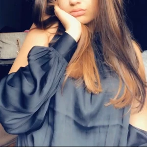 Svart kontorströja - Jättefin svart tröja med ”flowigt” och lätt material, med en ”kontorsstil” skulle säga att den passar strl 34-40 pga materialet o hur man vill att den ska sitta