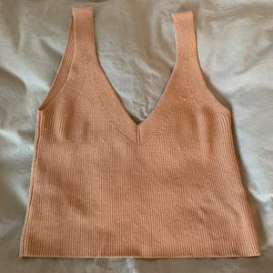 Säljer detta linne från hm i storlek 32 men skulle säga att den är betydligt större än så och passar mig som är s/m. Färgen är beige rosa och materialet är stretchigt!🌞