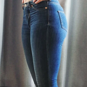 Tighta jeans från Monki  - Blå tighta jeans från Monki, klippta längst ned. Storlek 24 och för små för mig! Köparen står för frakten 😊