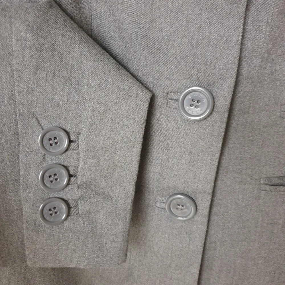 🧚‍♀️FÖRST TILL KVARN!🧚‍♀️ Längre kavaj i mild grå färg. Storlek 38 & 40 SÅLD🌷 Väldigt elegant och fin. Proffisionellt att dyka upp på ett möte eller bara för att se classy ut😍 En must-have garderob staple✨ Säljer: 180 + frakt. Kostymer.